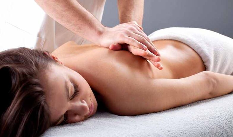 massage pour douleur sous l'omoplate gauche